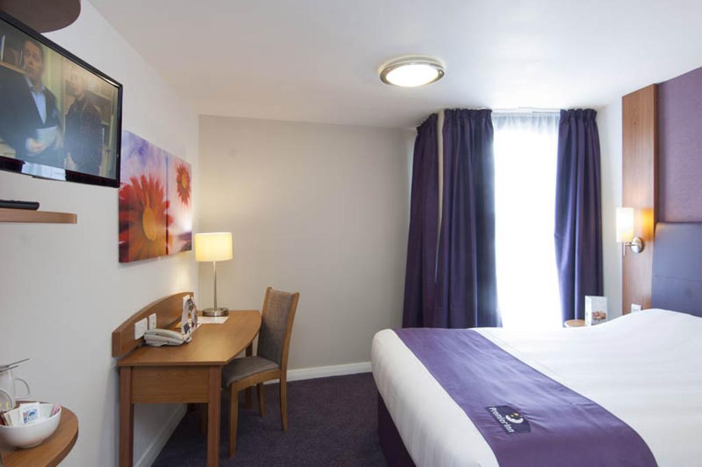 Premier Inn Camberley Szoba fotó