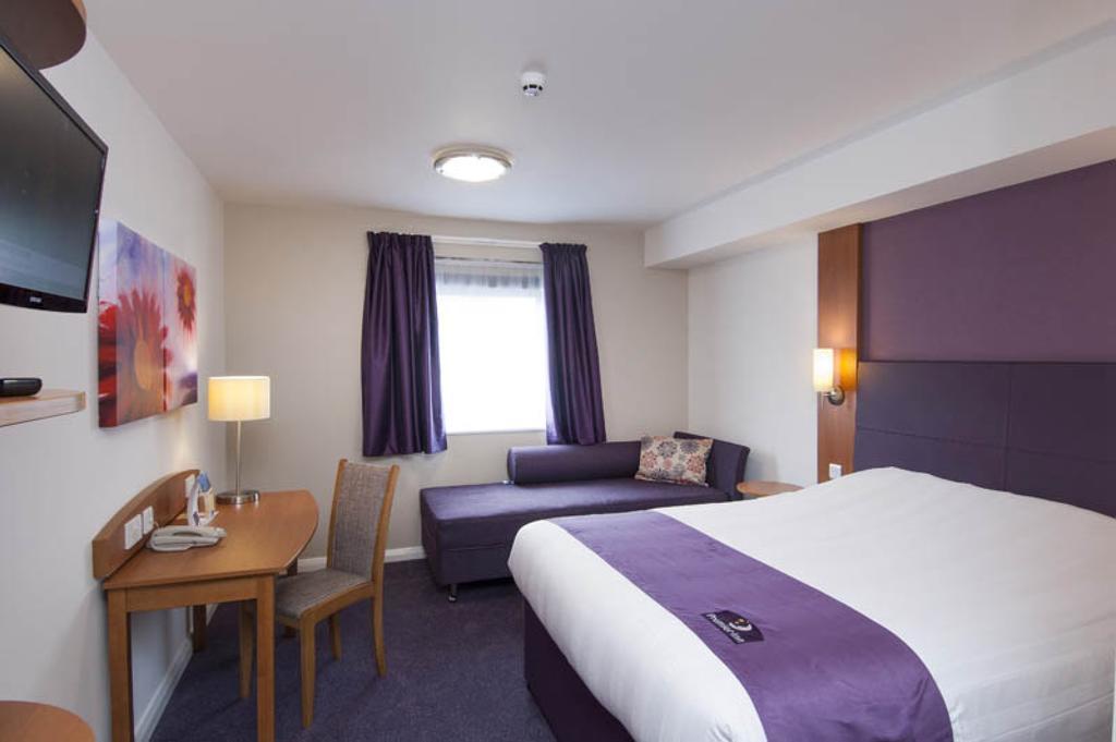 Premier Inn Camberley Szoba fotó