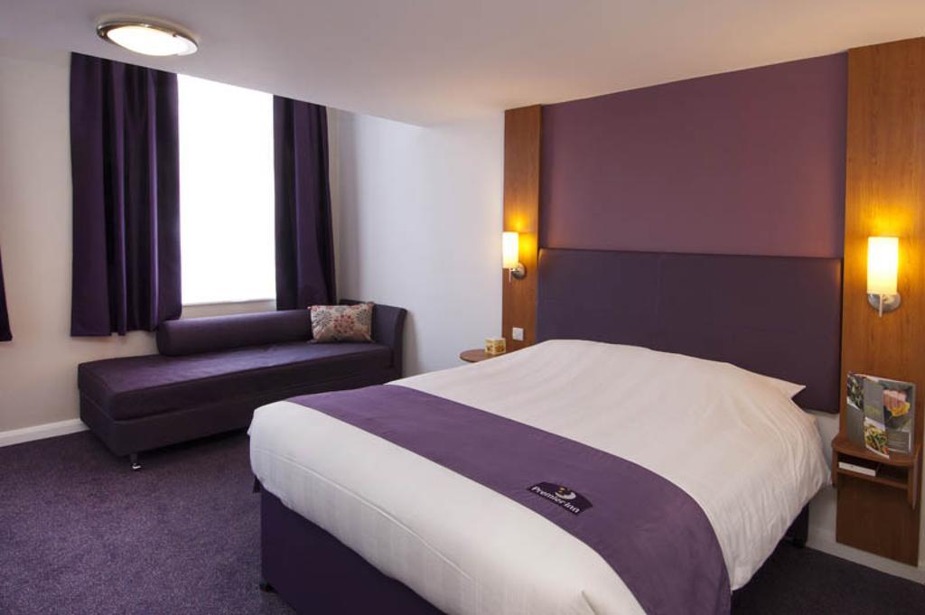 Premier Inn Camberley Szoba fotó