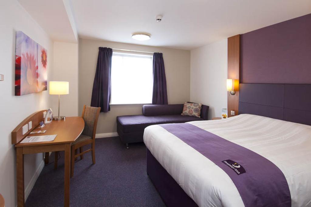 Premier Inn Camberley Kültér fotó