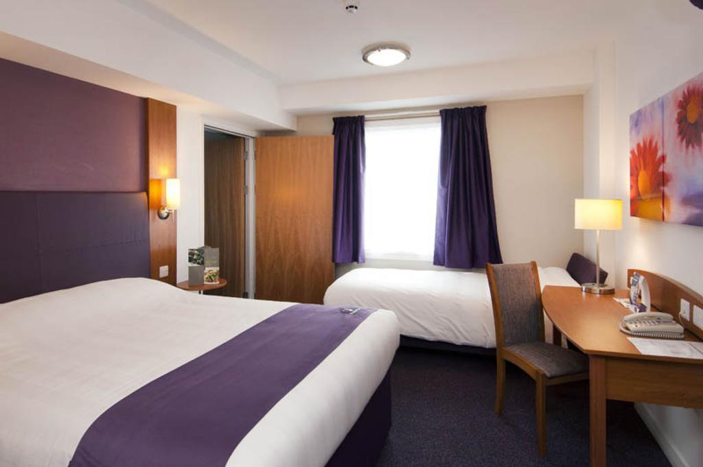 Premier Inn Camberley Szoba fotó