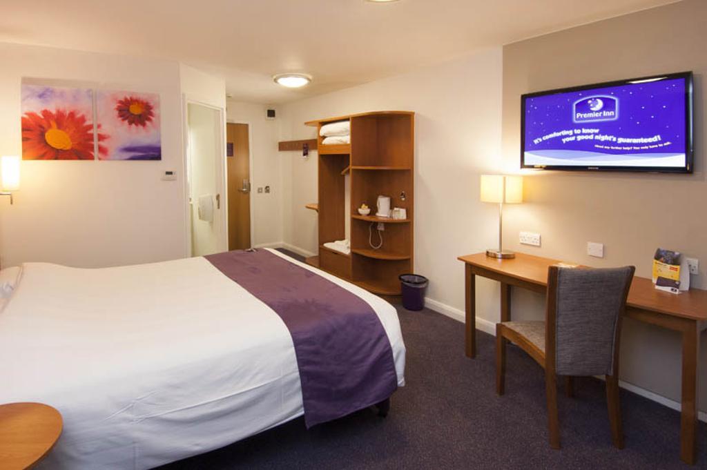 Premier Inn Camberley Kültér fotó