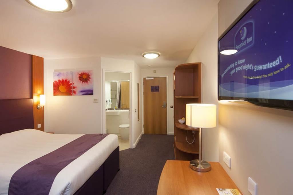Premier Inn Camberley Kültér fotó