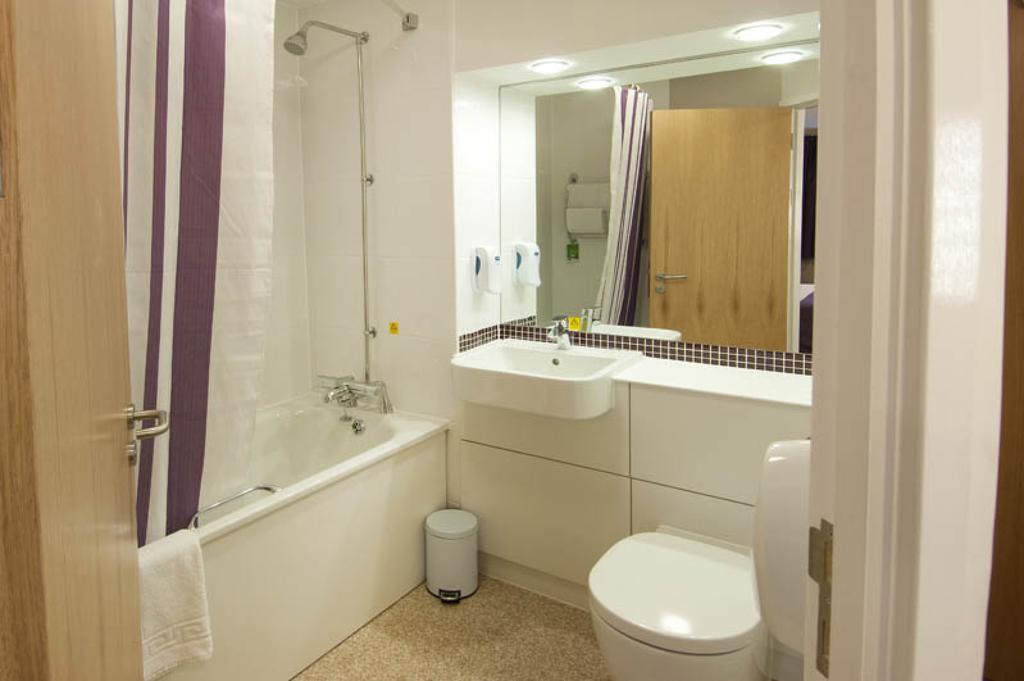 Premier Inn Camberley Szoba fotó