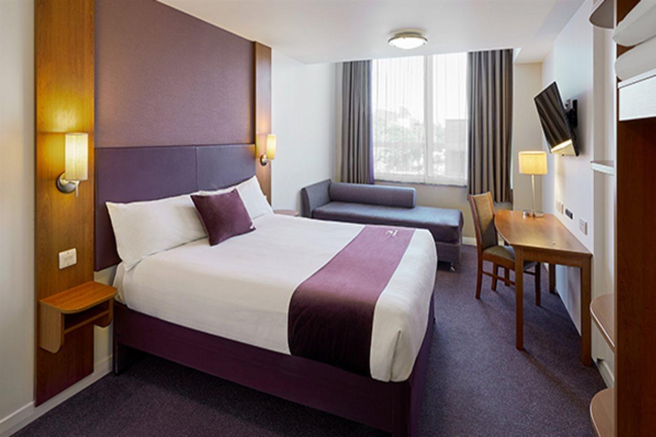 Premier Inn Camberley Kültér fotó