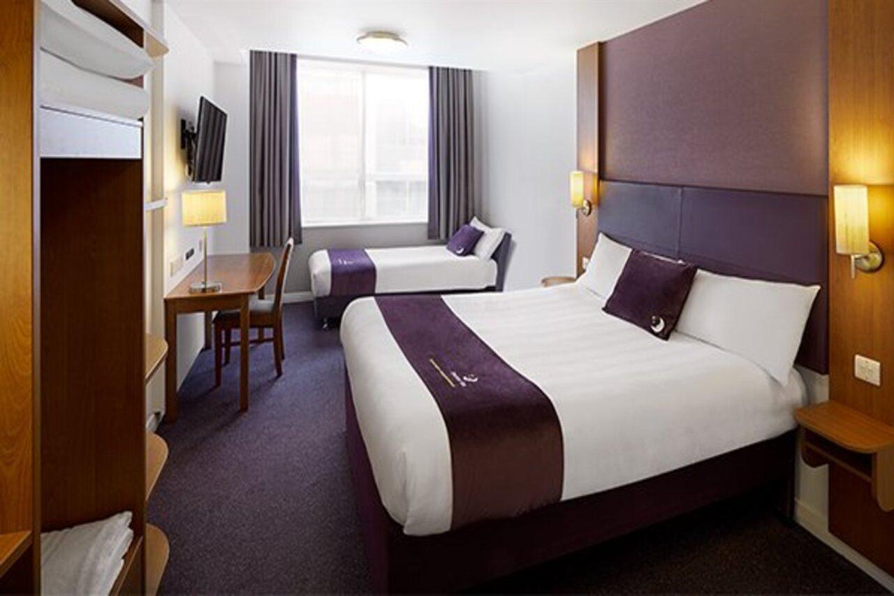 Premier Inn Camberley Kültér fotó