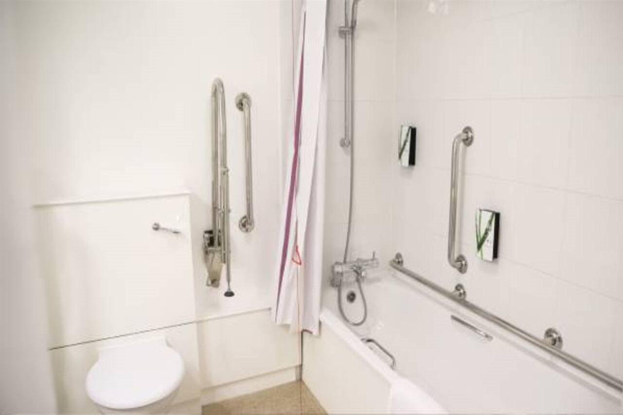 Premier Inn Camberley Kültér fotó
