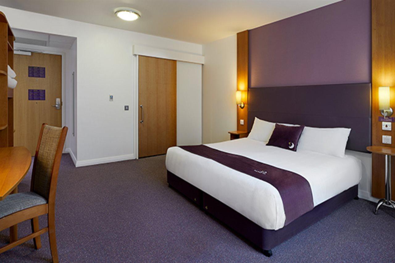 Premier Inn Camberley Kültér fotó