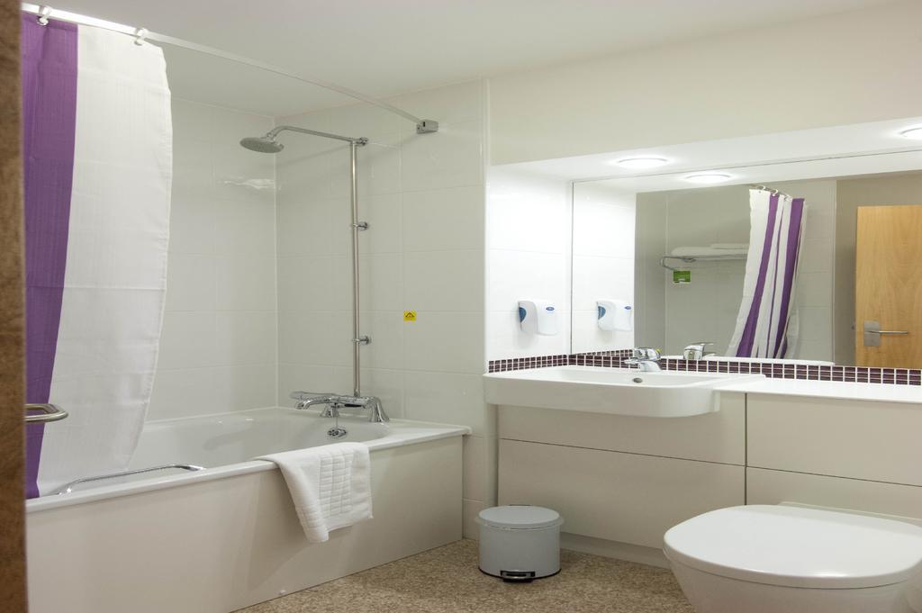 Premier Inn Camberley Kültér fotó